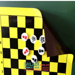 Bàn và quân cờ treo tường